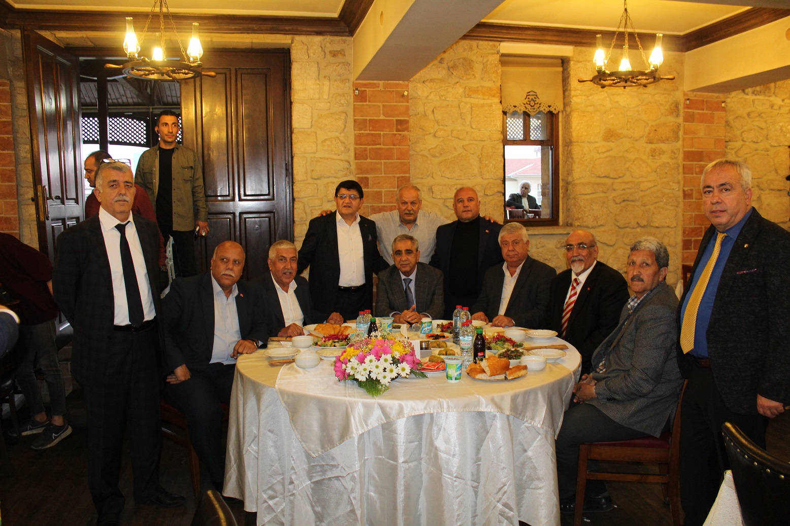Başkan Sarı, Tarsus’ta kurulan Ahi sofrasında oda başkanlarıyla kucaklaştı